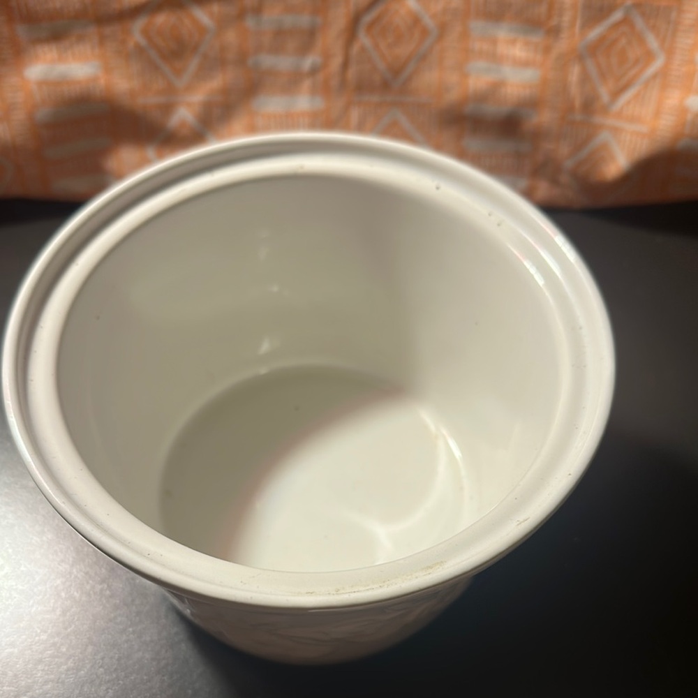 White Kitchen Food Storage Container with Embossed Design - Picture 3 of 4